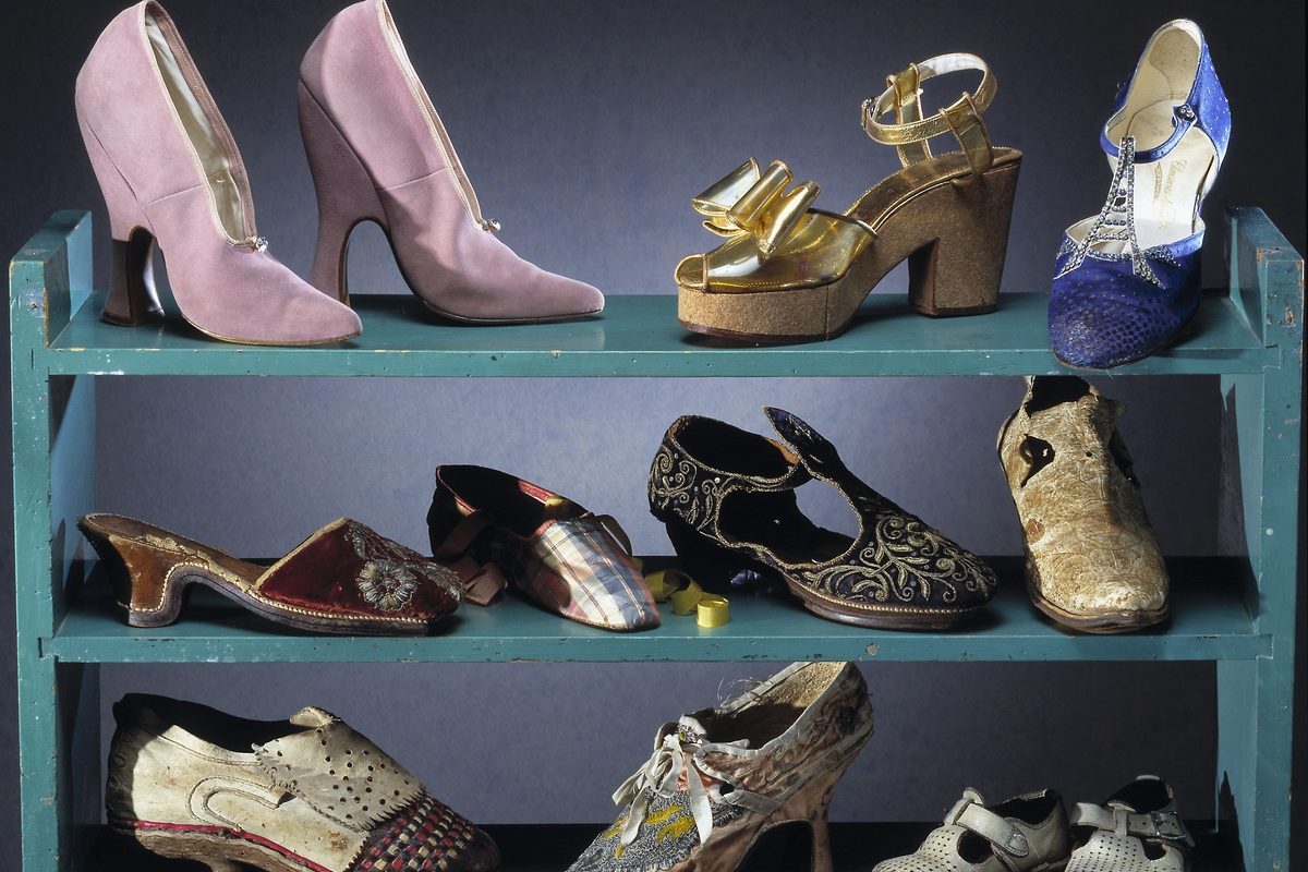 Cirer une paire de chaussures